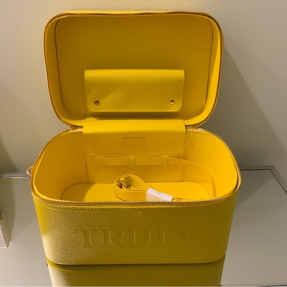 Truly yellow Beauty case brand new - Picture 14 of 15